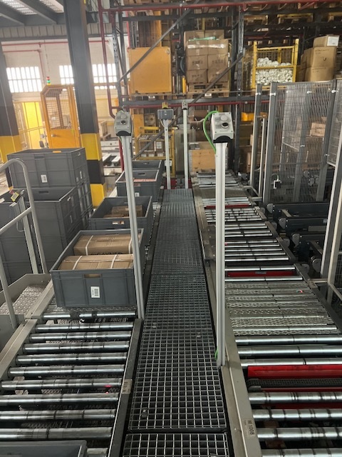 Transportadores de rodillos que llevan las cubetas a los puestos de trabajo